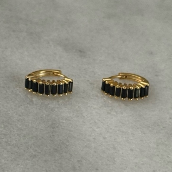 Gold Blck Crystal Chunky Huggie Hoop Earrings 

Brand New - Picture 5 of 5